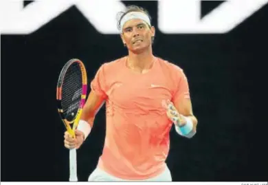  ?? DAVE HUNT / EFE ?? Rafa Nadal se lamenta en un momento del partido ante Tsitsipas.