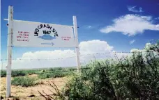  ??  ?? A sign north of Roswell, New Mexico, points to the alleged 1947 crash site of a flying saucer. Visitors can tour the site for US$15