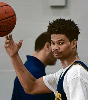  ?? DEBEE TLUMACKI FOR THE GLOBE ?? When his first high school shuttered, Lorenzo Jackson became a basketball nomad until he found a home at Archbishop Williams.