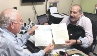  ??  ?? Manfred Codik, presidente de la Comisión Hípica Nacional, muestra junto a Ramón Antonio Soto, una lista de los nuevos caballos adquiridos.