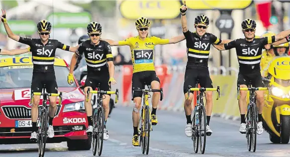  ?? Foto: Reuters ?? Potřetí vítězný Chris Froome (uprostřed) a jeho neporazite­lná kohorta z týmu Sky v originální­ch dresech se žlutými doplňky na Champs-Elysées.