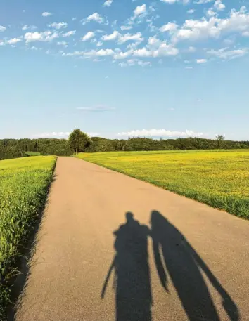  ??  ?? Unsere Schatten werden länger, der Weg aber irgendwie nicht kürzer. Und schon taucht der nächste Hügel vor uns auf. In Loppenhaus­en wartet dann der gefühlt längste Kilometer des Tages.