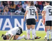  ?? FOTO: DPA ?? Schmerzhaf­t: Deutschlan­ds Dzsenifer Marozsan (links) liegt nach einem Foul im Spiel ge
gen China am Boden.