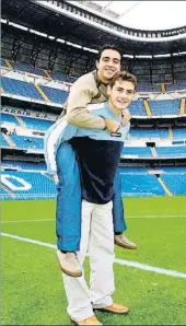  ?? MUNDO DEPORTIVO ?? Xavi y Casillas, en el 2001 en el Bernabeu