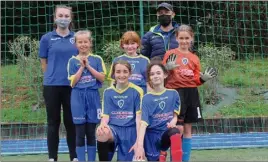  ?? (Photo B. C.) ?? Amelie, Katiusha, Loïse, Georgia et Sophia encadrées, une partie de l’effectif féminin qui veut s’agrandir, l’occasion de saisir la balle.