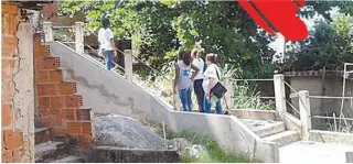  ??  ?? Equipe de saúde que tinha médicos cubanos indo à casa de um paciente no Complexo do Alemão