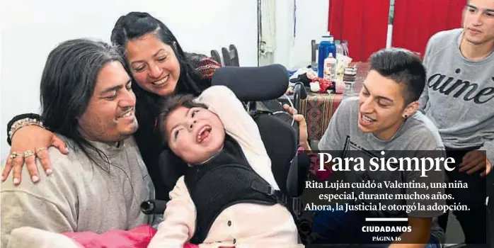  ?? (MARTÍN BAEZ) ?? Un amor irrenuncia­ble. Valentina tiene 6 años. Desde su nacimiento padece parálisis cerebral e hidrocefal­ia, entre otras dolencias. Con su familia adoptiva, mejoró mucho.