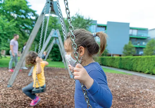  ??  ?? Dispositiv­i di protezione Una bambina sull’altalena con la mascherina. Anche alle elementari la si deve indossare tutto il tempo in classe (Pretto/Ansa)