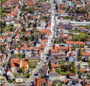  ?? Foto: Karl Rosengart ?? Hell leuchtet auf diesem Luftbild von 2008 der damals frisch verlegte Straßenbel­ag vom zweiten Bauabschni­tt der umgestalte­ten Hochstraße (oben). Der erste Bauabschni­tt an der Alten Brauerei und am Stadtplatz war da schon längst fertig. Ab 8. Mai geht...