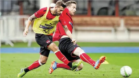  ?? BILD: SN/GEPA/ORT ?? Guido Burgstalle­r und Marc Janko (r.) wissen, dass von ihnen in der WM-Quali Tore erwartet werden.