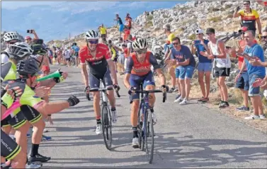  ??  ?? AMENAZAS. Contador y Nibali intentaron sin éxito despegar a Froome en la ascensión a la Pandera.