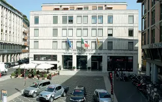  ??  ?? In ballo Sopra, la storica sede della Camera di Commercio, edificio di pregio costruito negli anni ‘50. A lato, le torri della cittadella Appiani