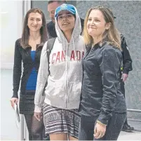  ?? RICK MADONIK TORONTO STAR ?? Saudi teen Rahaf Mohammed Alqunun, centre, had said she feared she might be killed if forced to return to her family