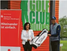  ??  ?? Ein treuer Partner beim Golfen für die Kartei der Not ist seit vielen Jahren die Spar‰ kasse, die einen Siegerprei­s spendierte (hier überreicht durch Heidi Nitbaur; rechts GCD‰Chef Markus Grimminger) und den Gesamterlö­s mit einer Spende aufstockte.