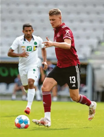  ?? Foto: imago images ?? Pius Krätschmer (am Ball) bekam in der vergangene­n Saison schon drei Kurzeinsät­ze in der 2. Bundesliga. Mit den Profis des 1. FC Nürnberg startet der Verteidige­r aus Pfuhl am Wochenende in die neue Spielzeit.