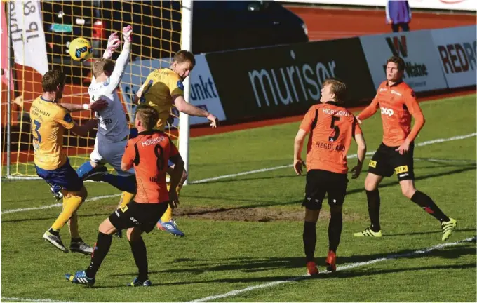  ??  ?? OPPGRADERT: Arne Sandstø mener Åsane er et bedre lag nå enn da de oransje spilte 1-1 mot Jerv på Levermyr i fjor. Søndag møtes lagene igjen.