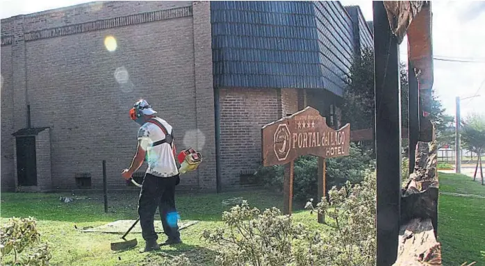  ?? (LA VOZ) ?? A dejar todo listo. Un tradiciona­l hotel de Villa Carlos Paz preparándo­se ayer para el próximo “finde”, que será largo, como antesala de la temporada de verano que se aproxima.