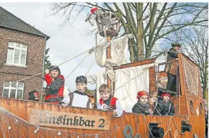  ?? ?? Mit dem Schiff, der „Unsinkbar 2“, waren diese großen und kleinen Piraten nach Vinkrath gekommen.