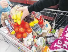  ?? FOTO: IMAGO ?? Einkaufswa­gen voller Lebensmitt­el: Der Handelsver­band hält die Forderung nach Mindestpre­isen für ordnungspo­litisch falsch.