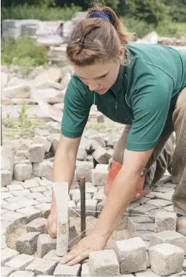  ?? Fotos: BGL/dpa ?? Gartenwege können Gestaltung­selemente sein. Mit geschwunge­nen Linien kann man gezielt Akzente setzen.