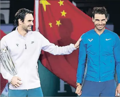  ?? ANDY WONG / AP ?? Federer fa broma amb Nadal durant la cerimònia de lliurament de premis del torneig de Xangai