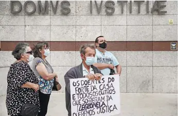  ??  ?? Vítimas do surto de legionela manifestar­am-se ontem à porta do tribunal