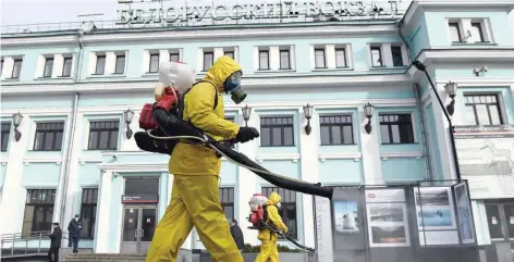  ?? — AFP ?? Servicemen of Russia’s Emergencie­s Ministry wearing protective gear disinfect Moscow’s Belorussky railway station amid the ongoing coronaviru­s disease pandemic.