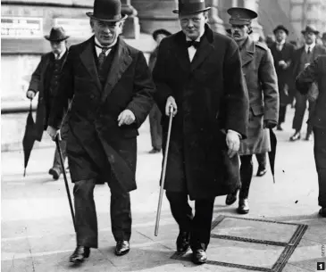  ??  ?? PRIMEROS ESPADAS.De izda. a dcha.: Churchill (1) en 1915, como Primer Lord del Almirantaz­go, junto a Lloyd George, entonces ministro de Armamento; Göring (2), as de la aviación alemana en la Gran Guerra, posando en 1939; Pétain (3) en 1916, en un receso de la Batalla de Verdún.