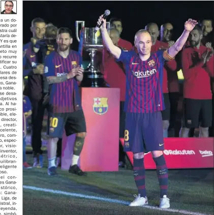  ??  ?? MITO. Iniesta regaló a sus compañeros un obsequio antes de marcharse.