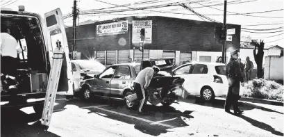  ??  ?? al MENOS cuatro personas resultaron heridas en avenida Vicuña Mackenna y Camilo Henríquez.