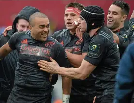  ?? SPORTSFILE ?? Smiles better: Munster full back Simon Zebo is congratula­ted by team-mates after scoring his side’s third try on Saturday