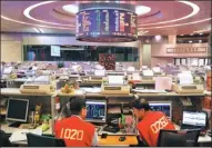  ?? BLOOMBERG ?? In this file photo, traders execute share deals in the trading hall of the Hong Kong stock exchange. Hong Kong Exchanges and Clearing Ltd closed its traditiona­l trading hall in October 2017 and switched over to fully automated systems.