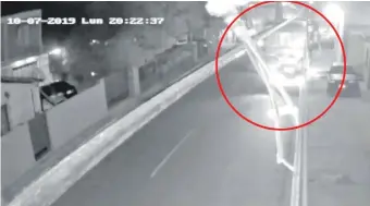  ??  ?? Antes de que se produjera el tiro, Dávalos bajó del rodado ubicado a la izquierda de la carreta y se dirigió hacia el otro lado, donde estaba Báez con otros dos sujetos, quienes lo atacaron y luego escaparon.