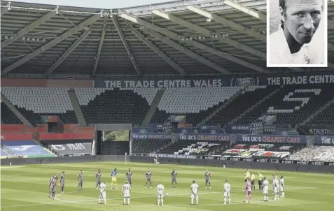  ?? PICTURE: GETTY ?? 0 Leeds and Swansea players observe a minute’s silence in honour of Jack Charlton, inset, who died on Friday.