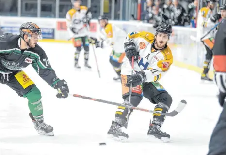  ?? FOTO: FELIX KÄSTLE ?? Für Olivier Hinse (rechts) und die Ravensburg Towerstars gab es gegen die Bietigheim Steelers (links Max Renner) nichts zu holen.