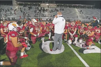  ??  ?? El Modena head coach Matt Mitchell game. (center) adjusts his face covering while addressing his players after the football
