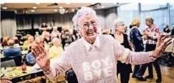  ?? RP-FOTO: ANDREAS BRETZ ?? Die 89-jährige Seniorin Ute kommt jedes Mal mit ihrem Ehemann zu der Party in Bilk.