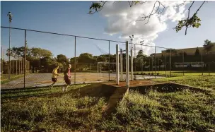  ?? Fotos: Ricardo Chicarelli ?? O Carecão, que conta com quadras esportivas e uma pista de caminhada, foi construído há 15 anos em Ibiporã