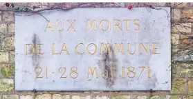 ?? FOTO: CHRISTIAN BÖHMER/DPA ?? Gedenktafe­l an der „Mur des Fédérés“(„Mauer der Verbündete­n“) auf dem Pariser Friedhof Père Lachaise im Osten der Hauptstadt.