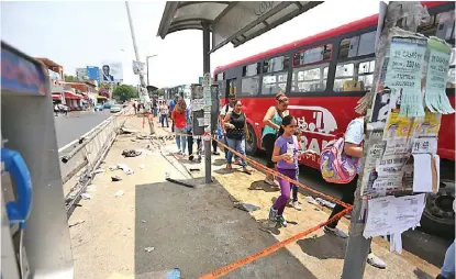  ?? NACHO REYES ?? El miércoles un camión de carga chocó a 7 automotore­s en la zona del Álamo; ayer así lucía el punto