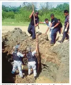  ??  ?? PASUKAN Unit Pemusnah Bom IPK Johor dan pasukan Pemusnah Ordnans dan Letupan TLDM memusnahka­n bom di Pantai Sungai Paya Mengkuang.