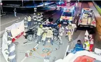  ?? BERUFSFEUE­RWEHR ?? Helfer der Feuerwehr und des Roten Kreuzes befreiten die Unfallopfe­r aus den demolierte­n Autos