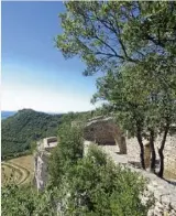 ??  ?? Dominant la rive droite du Rhône, le château de Gicon bénéfcie d’un environnem­ent viticole et boisé.