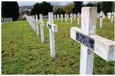  ?? ©LPB ?? Les croix du carré militaire vont être refaites, aussi bien le revêtement que les plaques.