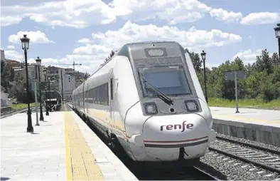  ?? ÁNGEL DE CASTRO ?? Un tren en la estación de Teruel, comienzo del tramo que se renovará por completo hasta Sagunto.