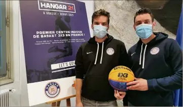  ?? (Photo M.L.M.) ?? Thomas Perfettini et Alexandre Valente juste avant la signature du bail location/accession de  ans avec la CAPG pour le centre indoor de basket X qu’ils ont créé dans la zone de Saint-Marc, au Plan-de-Grasse.