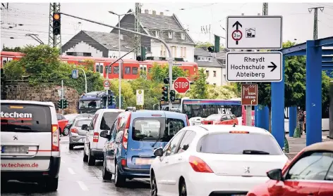  ??  ?? Mehr als 70 Prozent aller Berufstäti­gen nutzt das Auto für den Weg zur Arbeit.