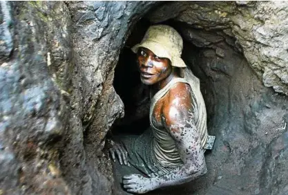  ?? Foto: dpa /Schalk van Zuydam ?? Graben nach Kobalt: Tagelöhner in einer Mine in der Demokratis­chen Republik Kongo.