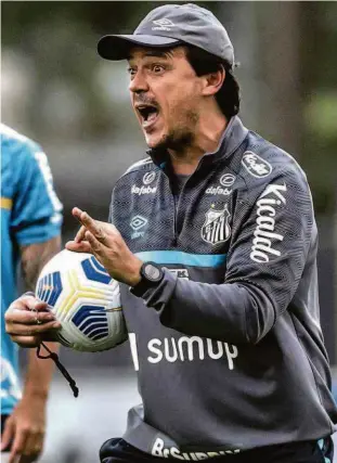  ?? Ivan Storti - 5.jul.21/santos Fc/divulgação ?? Fernando Diniz grita com os jogadores durante um treino; técnico é demitido logo após a derrota do Peixe para o Cuiabá, na noite de sábado