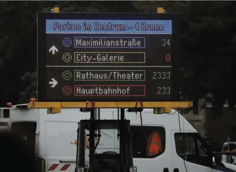  ?? Foto: Michael Hochgemuth, Stadt Augsburg ?? So sehen die elektronis­chen Schilder des neuen Parkleitsy­stems aus, die Mitte kommenden Jahres in Augsburg in Betrieb gehen. Ein Musterschi­ld befindet sich bereits auf dem städtische­n Bauhof.